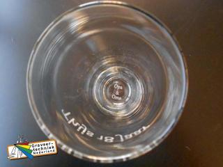 Gravure op de bodem van het glas.